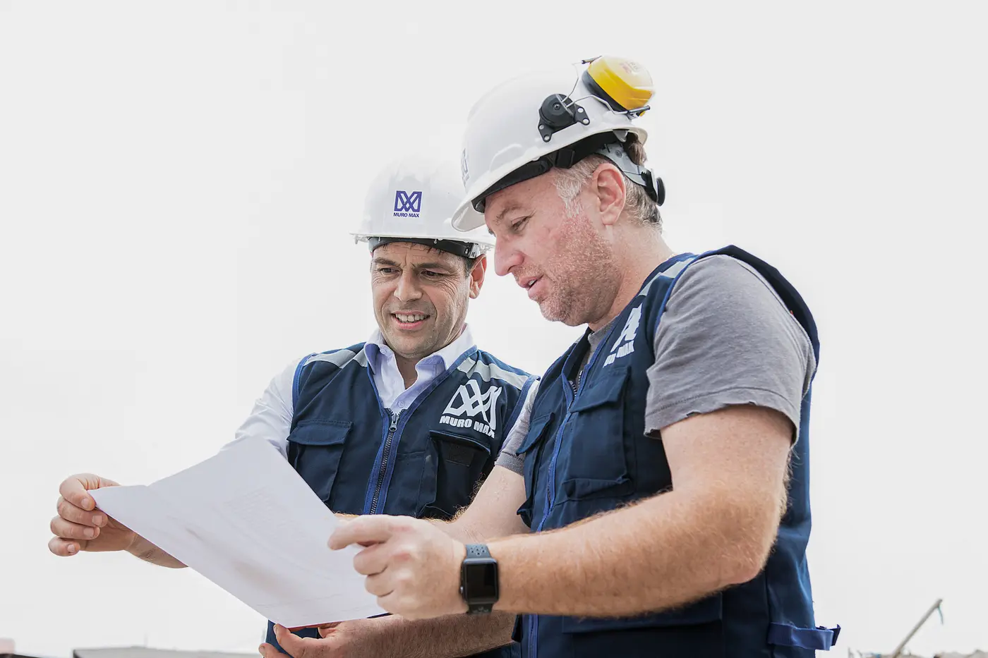 Dos profesionales revisando planos de un proyecto construido con Muromax.
