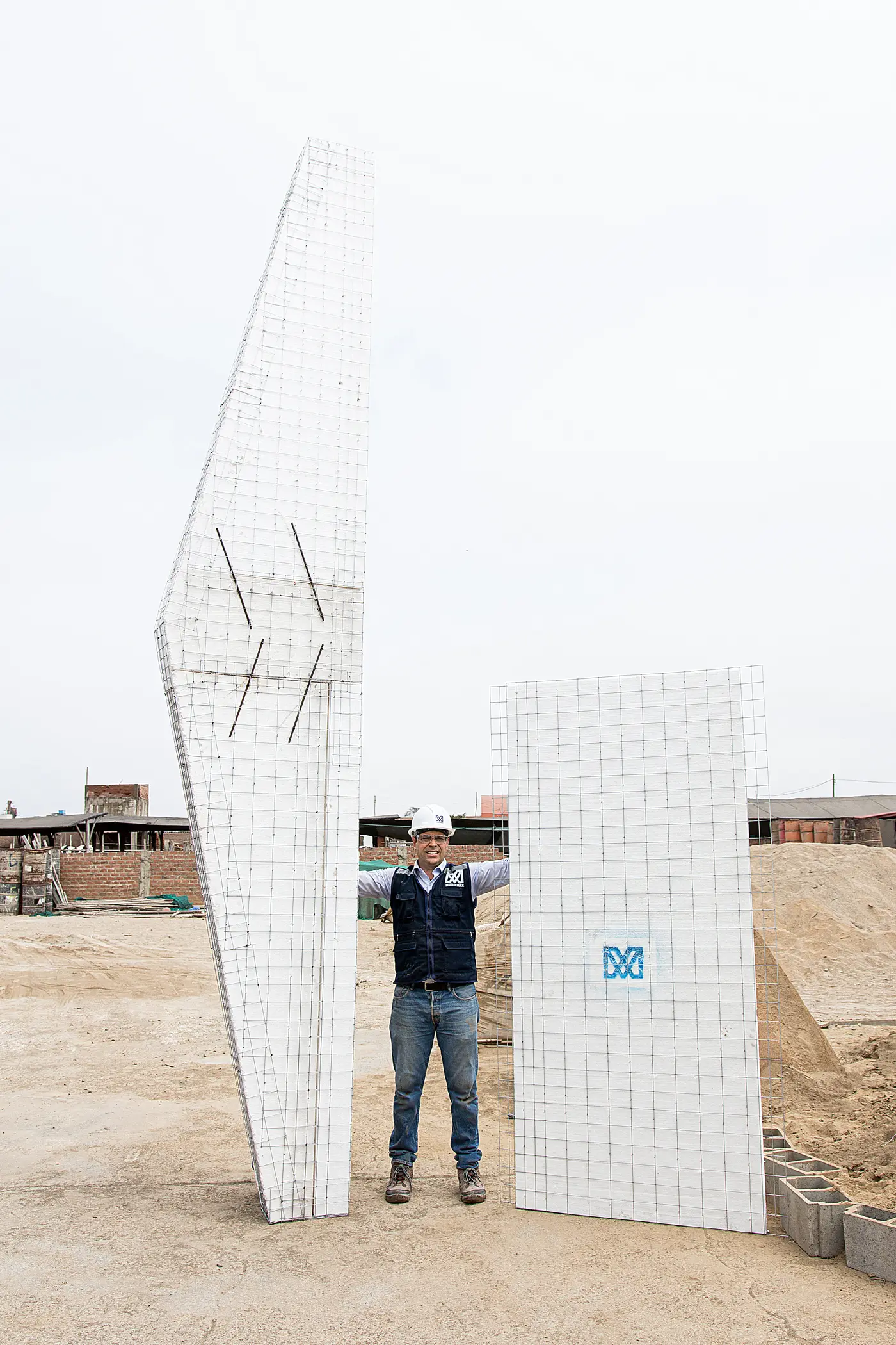 Paneles Muromax montados en obra, listos para recibir el mortero proyectado.
