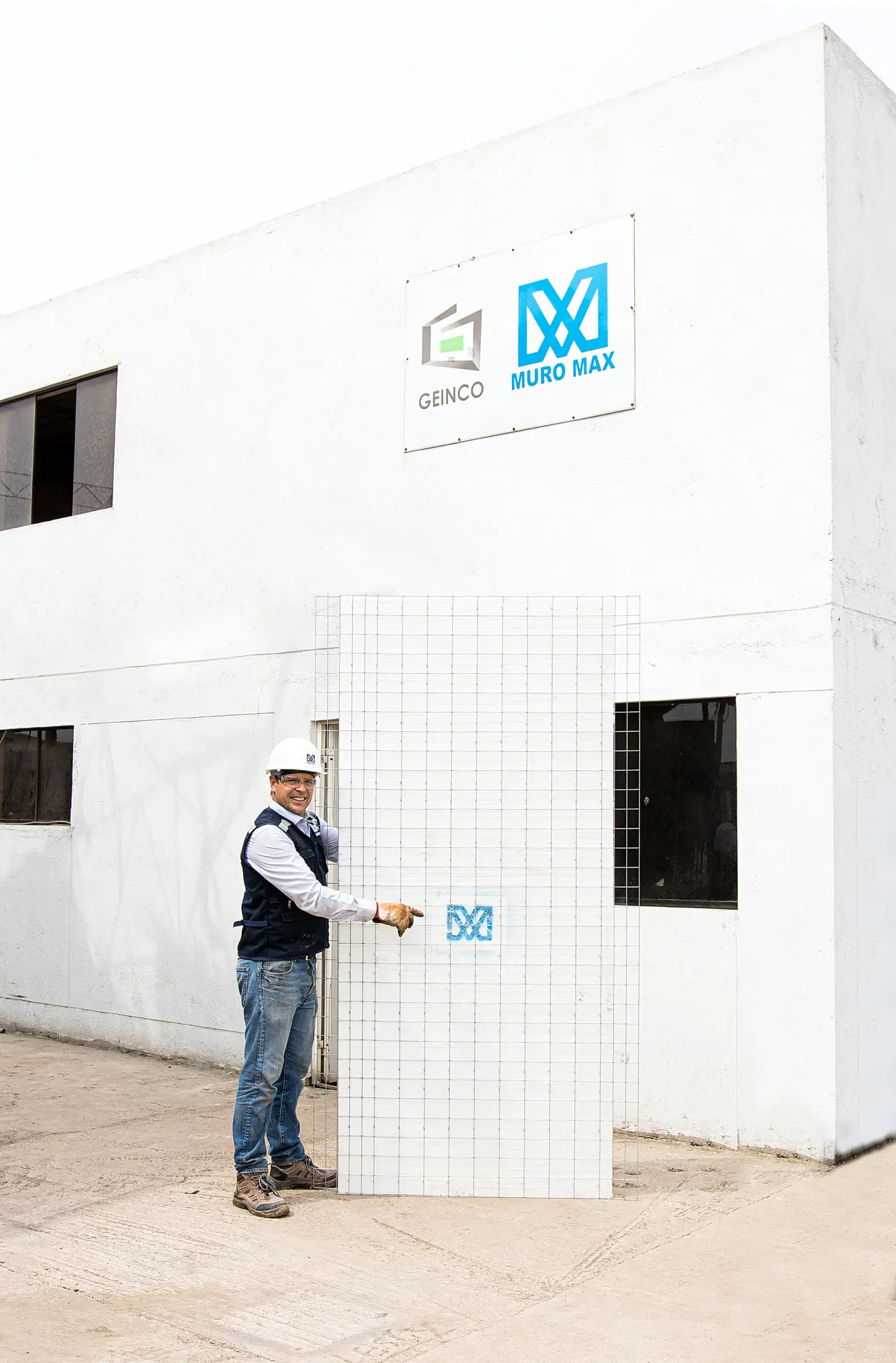 Vivienda construida con el sistema Muromax, con muros terminados y listos para pintar.